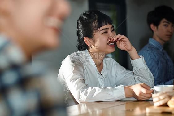 在咖啡馆休息的女人图片