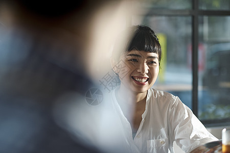 在咖啡馆休息的女人图片