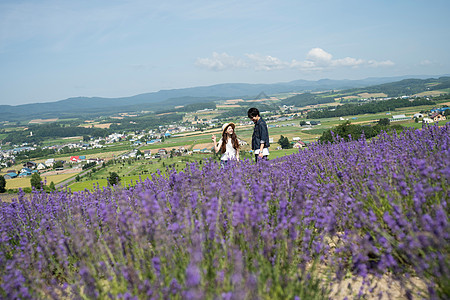 年轻情侣花田旅行图片