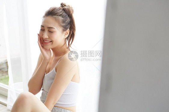 年轻居家美女护肤保湿图片