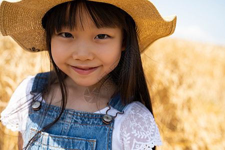 麦田里戴着草帽的小女孩图片