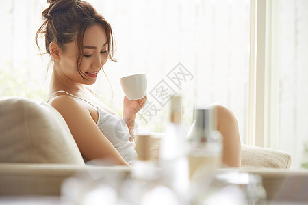 居家喝咖啡放松的女青年图片