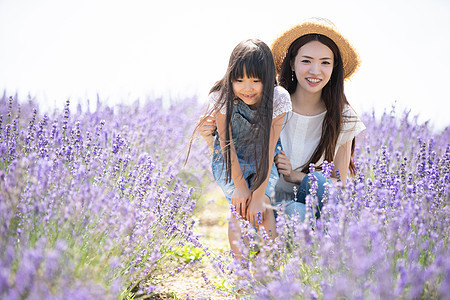 花田里开心的母女图片