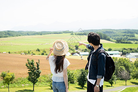 户外观光旅游的年轻情侣图片