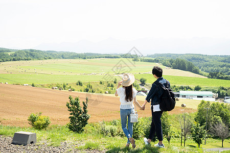 背影广阔的荒野肖像北海道景观和夫妇图片