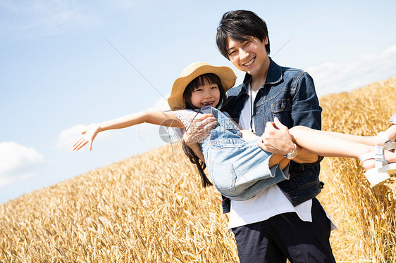 假日男子女孩麦田和家庭图片