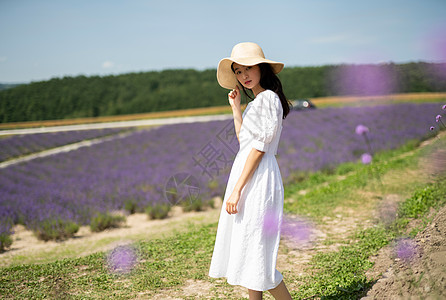 户外花田场景的女人图片