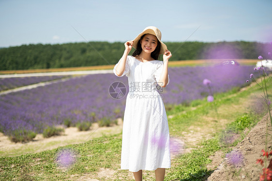 户外花田场景的女人图片