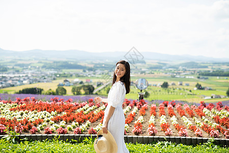 生活漂亮花田的妇女画象图片