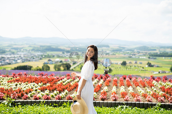 生活漂亮花田的妇女画象图片