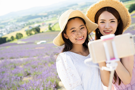 年轻闺蜜花田里游玩图片