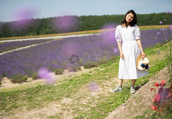 全体30多岁女士们花田和妇女画象图片