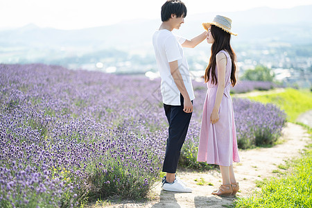 年轻情侣花田游玩图片