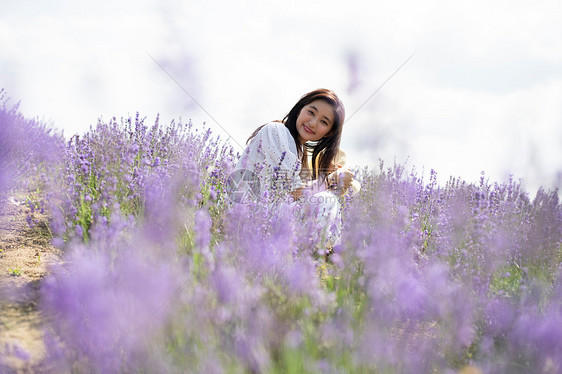 年轻美女花田游玩图片