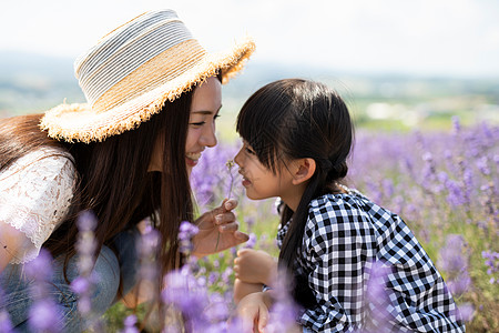 夏双人人物花田和家庭图片