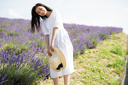 年轻美女花田游玩图片