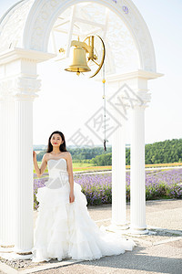 新娘在花海公园的肖像图片