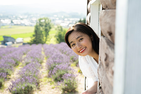 初夏旅行花田的幸福女人图片