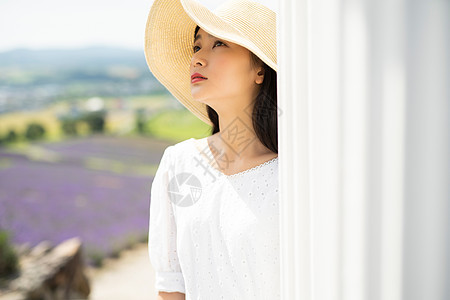 初夏旅行花田的幸福女人图片