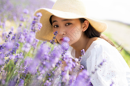 初夏旅行花田的幸福女人图片