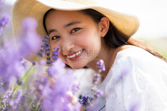 美丽旅行花田的妇女画象图片