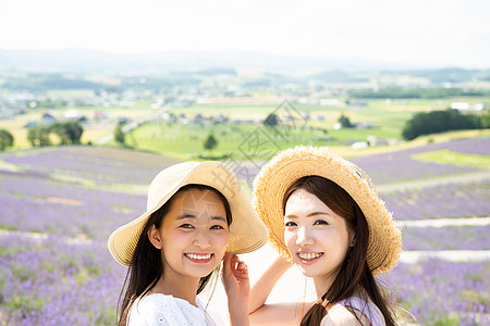 美丽旅行花田的妇女画象图片