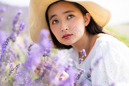 在花田里散步的女人图片