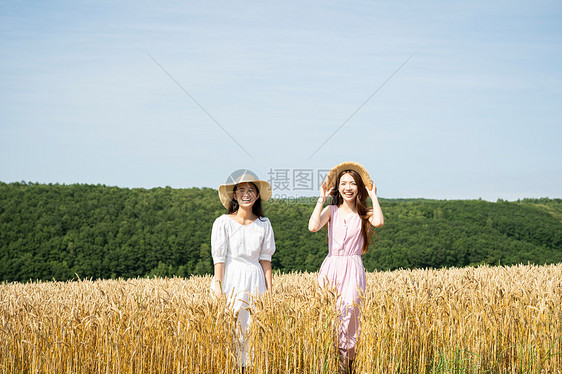 在花田里散步的女人图片