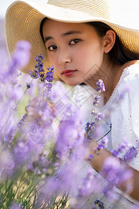 薰衣草花田里的美女图片