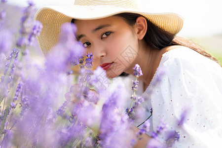 薰衣草公园孤独的药草花田和妇女画象图片