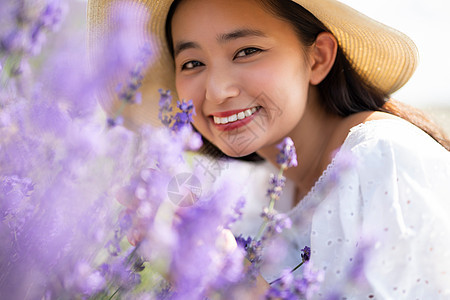 旅途自然观光花田和妇女画象图片