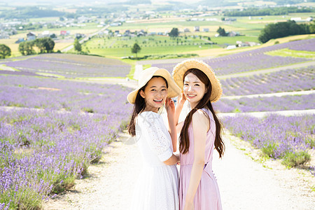 欢闹女生干净花田和妇女画象图片