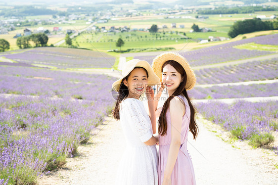 欢闹女生干净花田和妇女画象图片