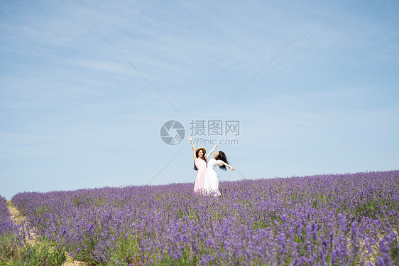 年轻女子在旅游景点玩图片