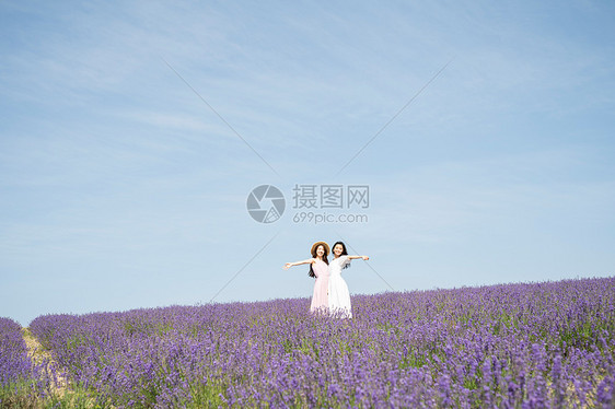 年轻女子在旅游景点玩图片