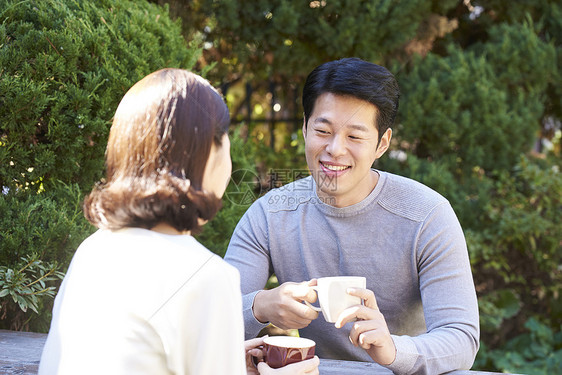 年轻夫妻和下午茶图片