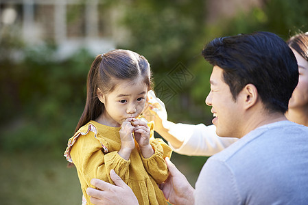 快乐评价选择聚焦家人爸爸妈妈女儿韩国人图片