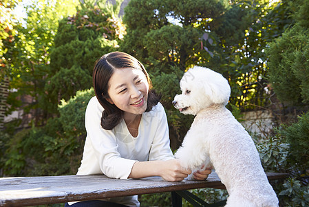 陪伴宠物的女人图片