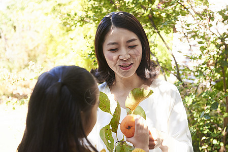 在花园的母女图片