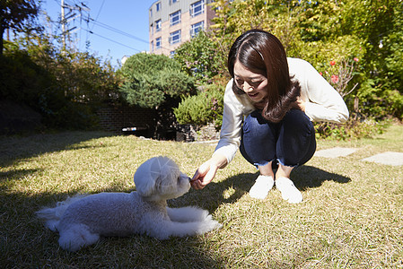 女人在花园玩耍图片