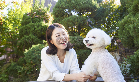 享受后花园午后的家庭图片