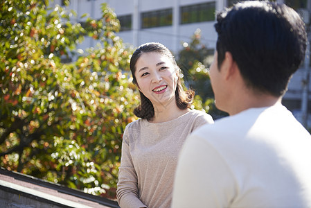 户外幸福的夫妻聊天图片