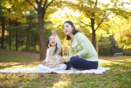 秋天公园的母女幸福生活图片