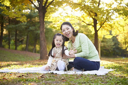 一家人在公园秋游图片