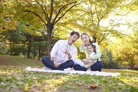一家人在公园树林里玩耍图片素材