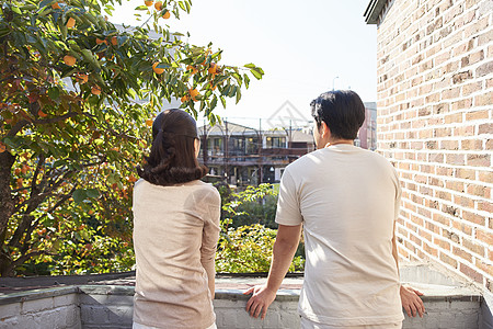 夫妻二人在天台上聊天放松图片