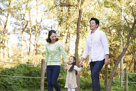 手持季行走家人爸爸妈妈女儿韩国人图片素材