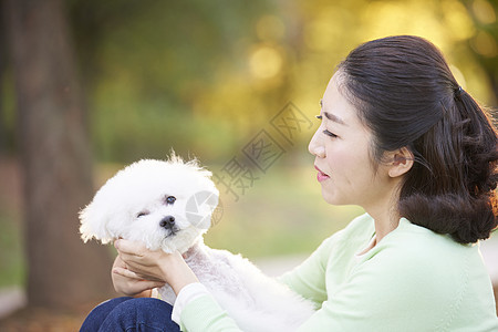 在公园散步的女人图片