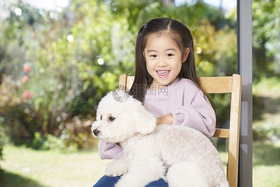 小女孩与宠物狗图片
