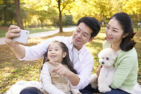 成年男子在一起自动照相机家人爸爸妈妈女儿小狗韩国人图片